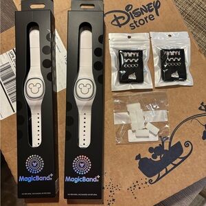 Disney MagicBand NIB Cream with Charms.